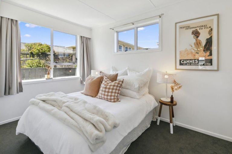 Photo of property in 27 Brooker Grove, Newlands, Wellington, 6037