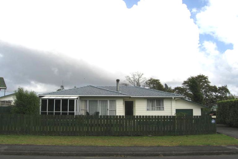 Photo of property in 16 Serwayne Place, Sunnyvale, Auckland, 0612
