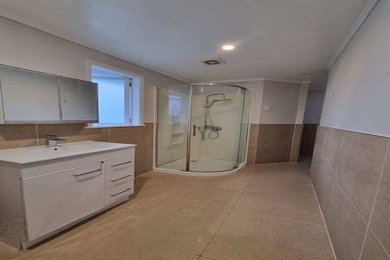 Photo of property in 19 Barrys Road, Glendene, Auckland, 0602