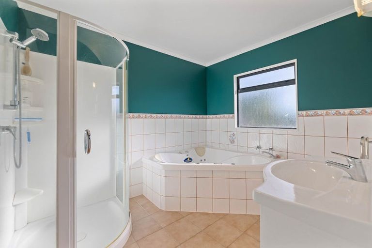 Photo of property in 27 Kinder Street, Acacia Bay, Taupo, 3330