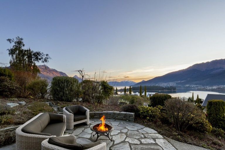 Photo of property in 5 Milward Place, Kelvin Heights, Queenstown, 9300