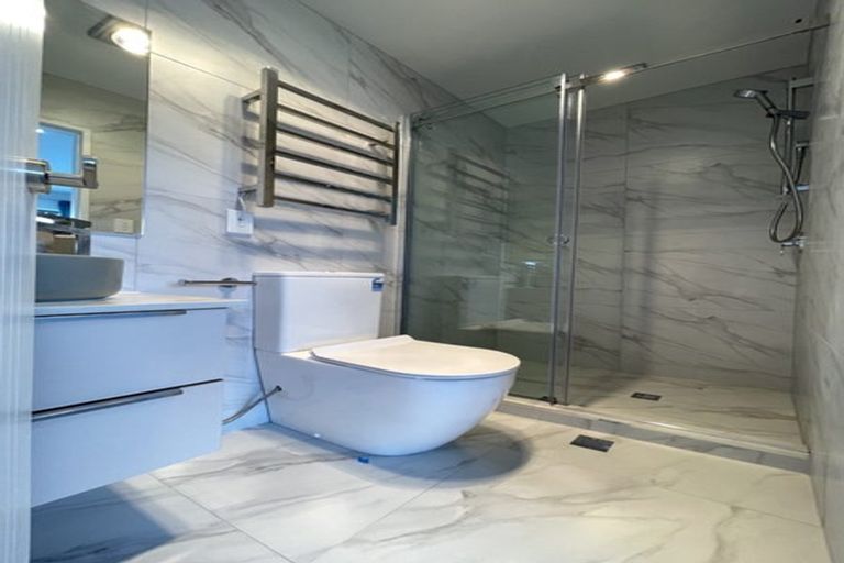 Photo of property in 2/10 Vinifera Place, Fairview Heights, Auckland, 0632