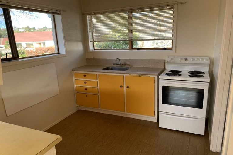 Photo of property in 2/13 Mannering Place, Hillcrest, Auckland, 0627