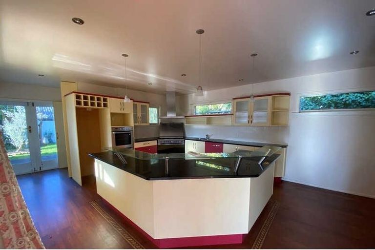 Photo of property in 32 Strowan Road, Strowan, Christchurch, 8052