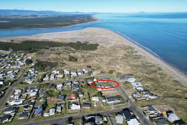 Photo of property in 37 Marine Parade South, Foxton Beach, Foxton, 4815