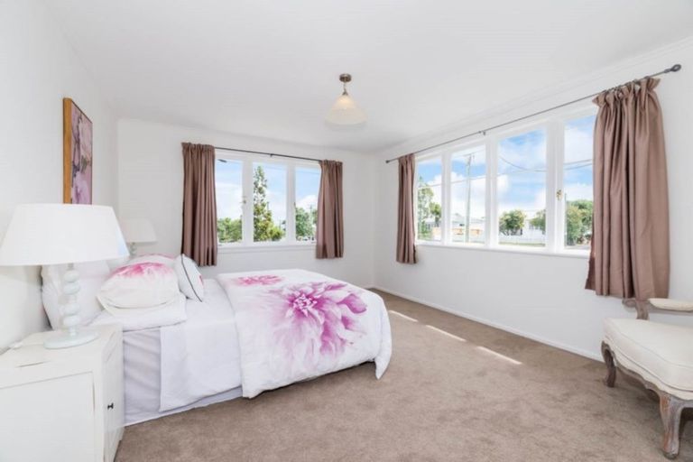 Photo of property in 65 Awaroa Road, Sunnyvale, Auckland, 0612