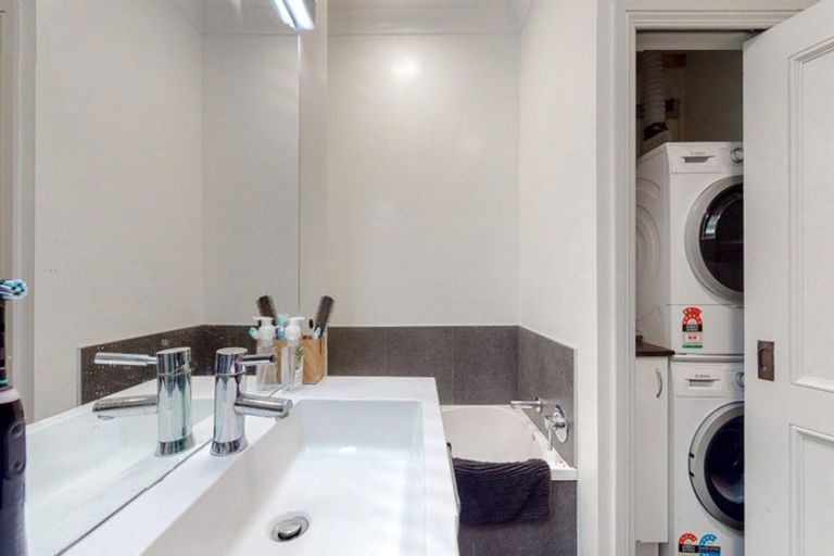 Photo of property in 44 Aurora Terrace, Kelburn, Wellington, 6012