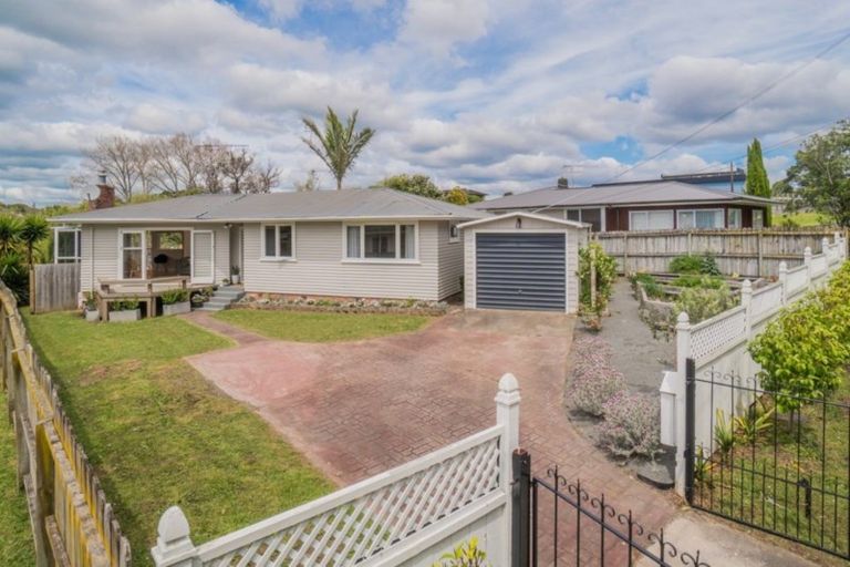 Photo of property in 7 Trelawn Place, Cockle Bay, Auckland, 2014