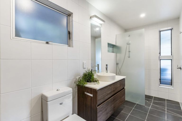 Photo of property in 92 Parr Terrace, Castor Bay, Auckland, 0620