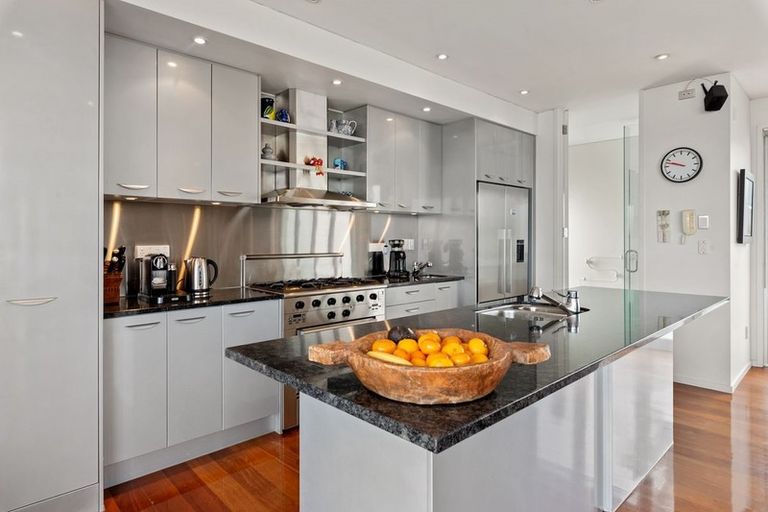 Photo of property in 25 Norwood Road, Bayswater, Auckland, 0622