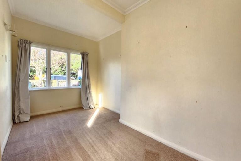 Photo of property in 73 Maupuia Road, Maupuia, Wellington, 6022