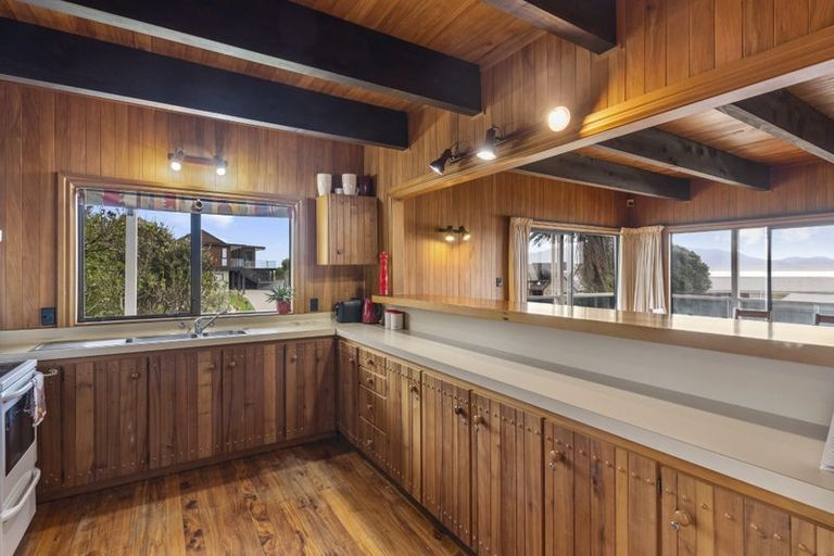 Photo of property in 11 Waiheke Street, Waikanae Beach, Waikanae, 5036