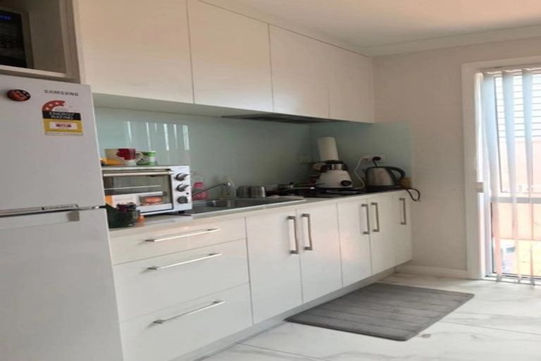 Photo of property in 14 Lagonda Rise, Oteha, Auckland, 0632