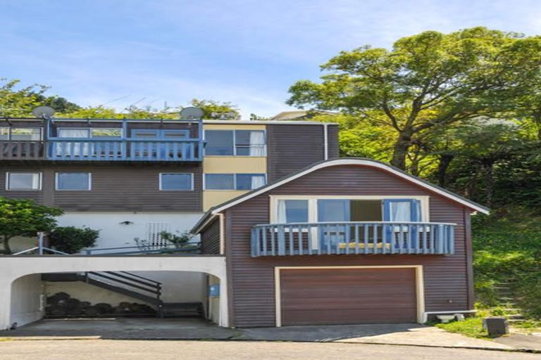 Photo of property in 8 Sandhurst Way, Crofton Downs, Wellington, 6035