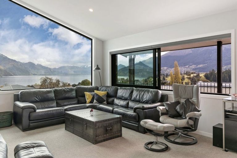 Photo of property in 18 Poplar Drive, Kelvin Heights, Queenstown, 9300