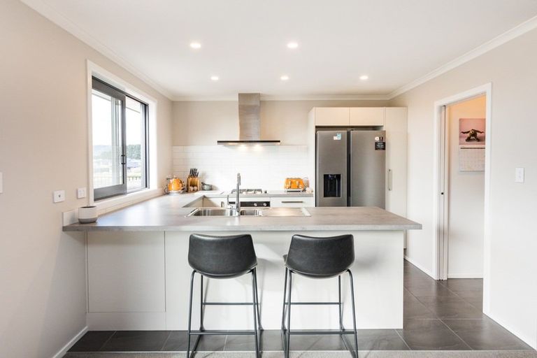 Photo of property in 15 Gibraltar Way, Fitzherbert, Palmerston North, 4410