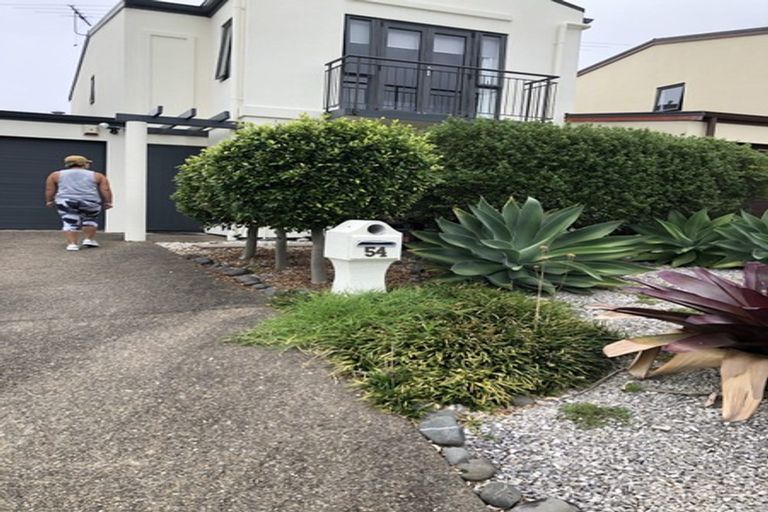 Photo of property in 54 Provence Esplanade, Te Atatu Peninsula, Auckland, 0610