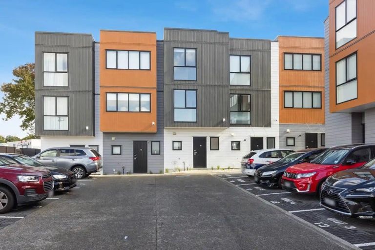 Photo of property in 13/200 Sunnynook Road, Totara Vale, Auckland, 0627