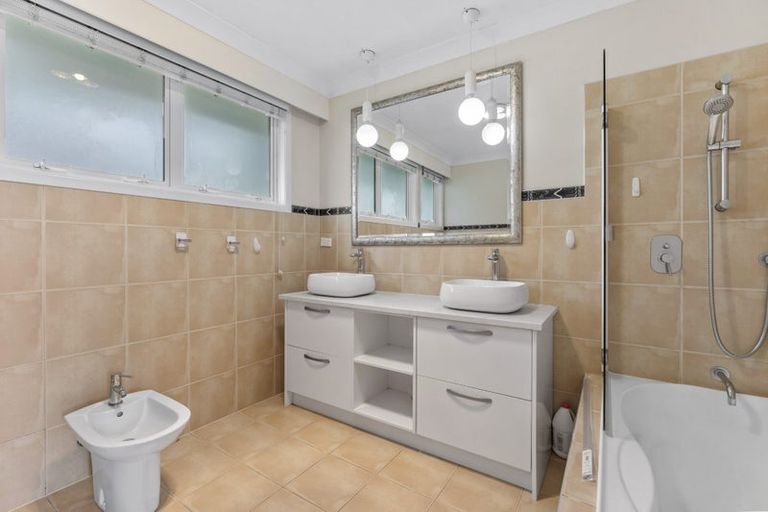 Photo of property in 1a Muritai Road, Milford, Auckland, 0620