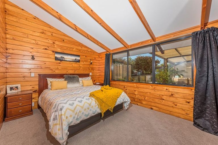 Photo of property in 1/32 Glucina Avenue, West Harbour, Auckland, 0618