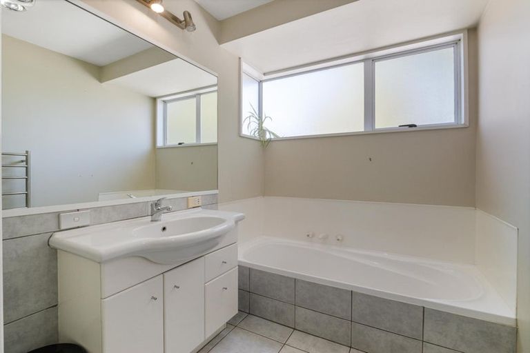 Photo of property in 12 Saunders Place, Redwood, Christchurch, 8051