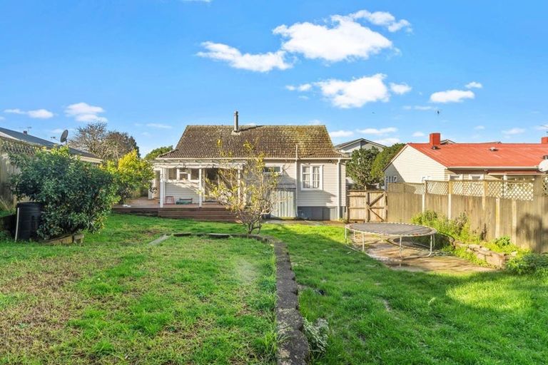 Photo of property in 1 Edmonton Avenue, Onehunga, Auckland, 1061