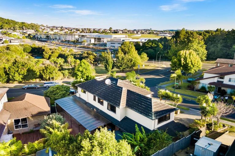 Photo of property in 1 Seresin Crescent, Flat Bush, Auckland, 2016
