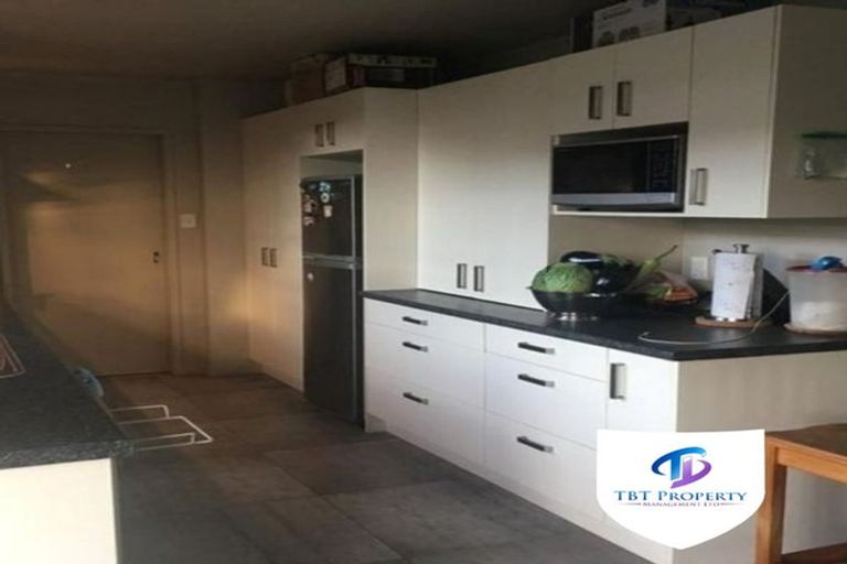 Photo of property in 2/41 Challen Close, Conifer Grove, Takanini, 2112