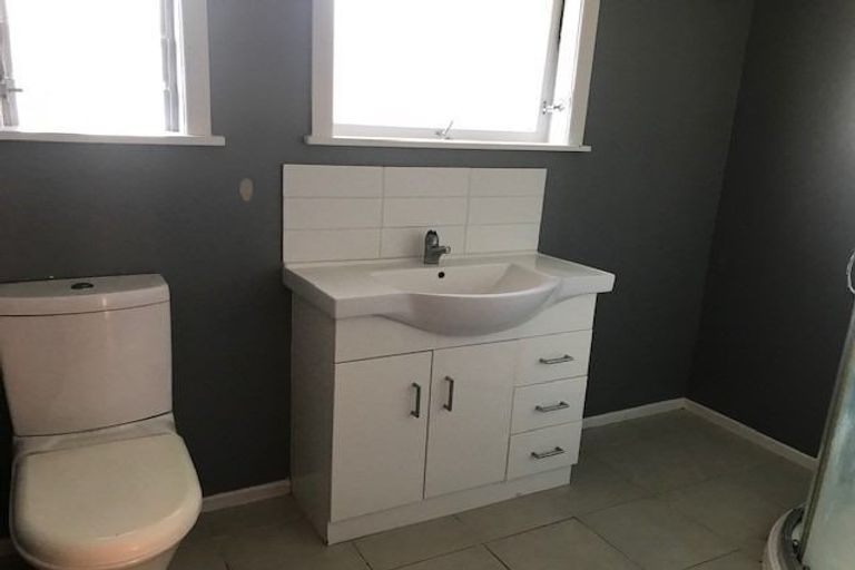 Photo of property in 12 Durham Street, Te Atatu Peninsula, Auckland, 0610