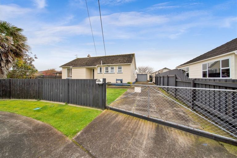 Photo of property in 10 Robbins Crescent, Hawera, 4610