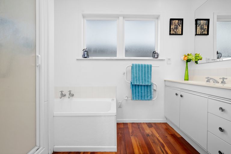 Photo of property in 16b Campbell Street, Waiuku, 2123