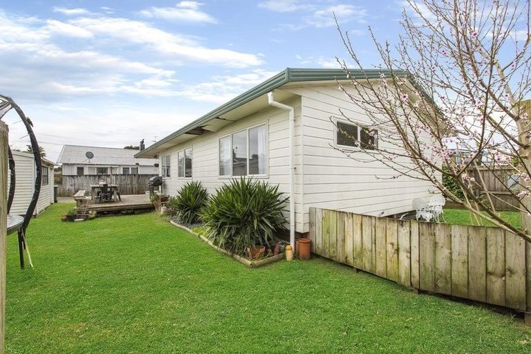 Photo of property in 2/14 Graham Road, Conifer Grove, Takanini, 2112