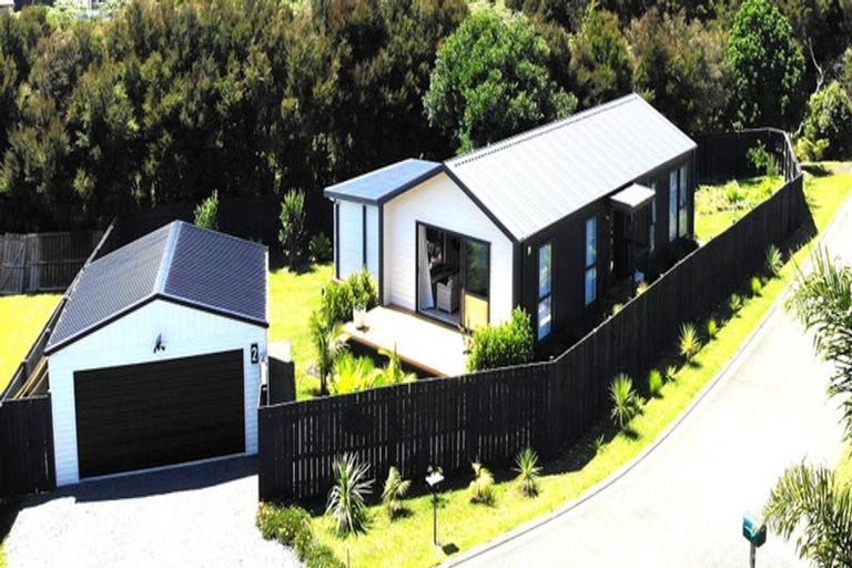 Photo of property in 2 Meenas Place, Cable Bay, 0420