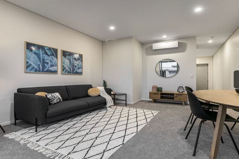 Photo of property in 17 Wharetana Crescent, New Lynn, Auckland, 0600