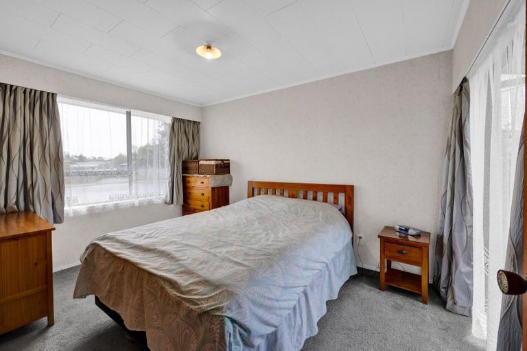 Photo of property in 6 Kamahi Place, Inglewood, 4330