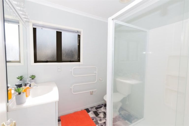 Photo of property in 42 Dress Circle, Newlands, Wellington, 6037