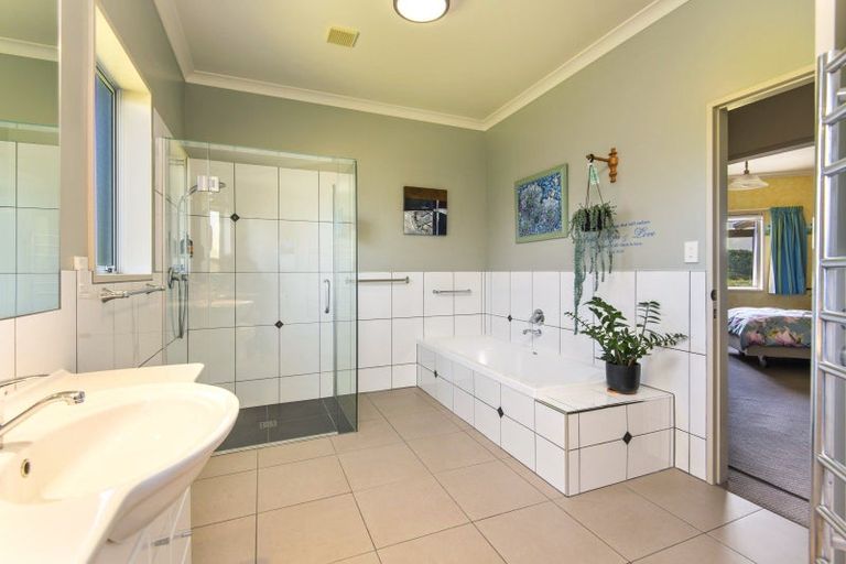Photo of property in 9 Orakei Road, Kelvin Grove, Palmerston North, 4470