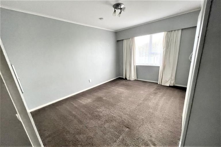 Photo of property in 17 Crompton Road, Massey, Auckland, 0614