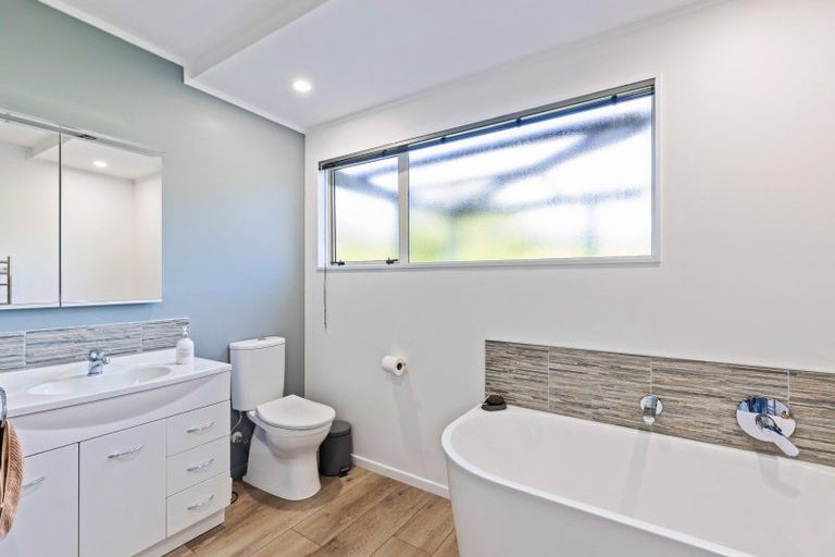 Photo of property in 12 Beaumont Crescent, Frankleigh Park, New Plymouth, 4310