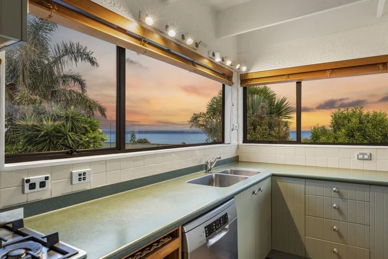 Photo of property in 20 Arapito Road, Titirangi, Auckland, 0604