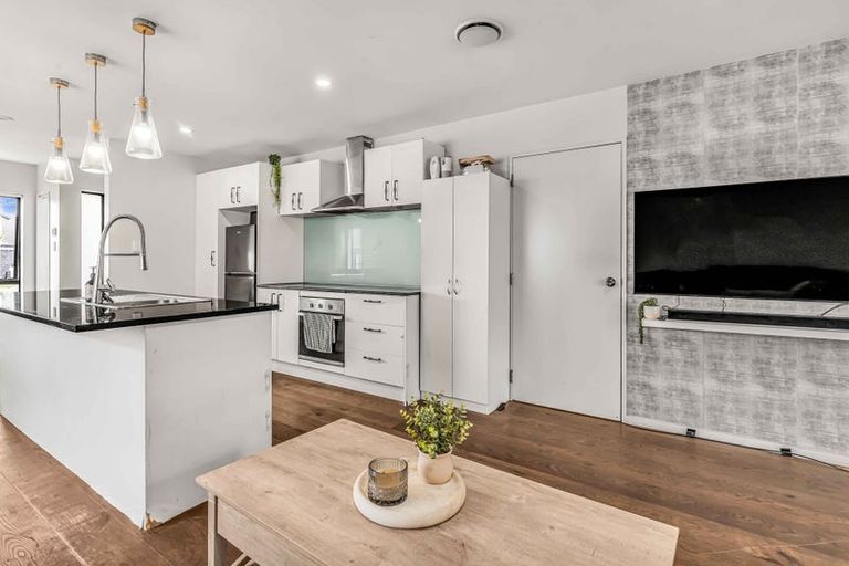 Photo of property in 17 Kotuku Crescent, Takanini, 2112