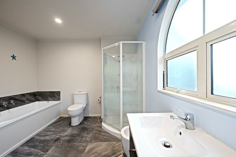 Photo of property in 37 Waikawa Road, Picton, 7220