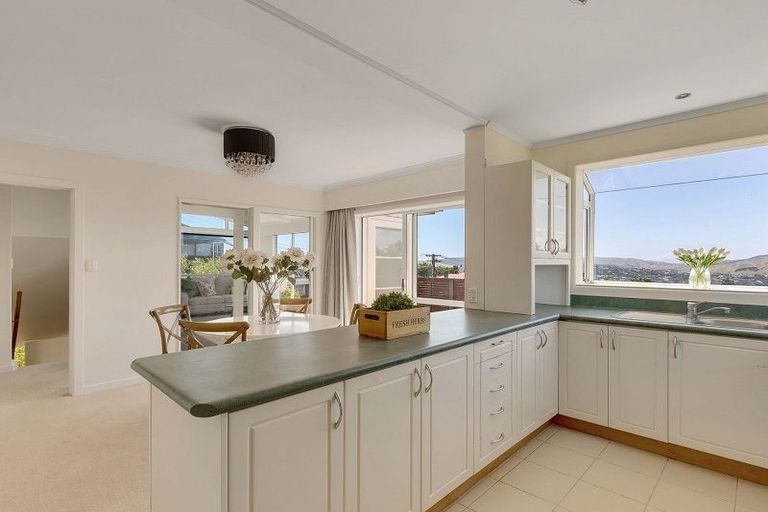 Photo of property in 2 Karoro Place, Paremata, Porirua, 5024