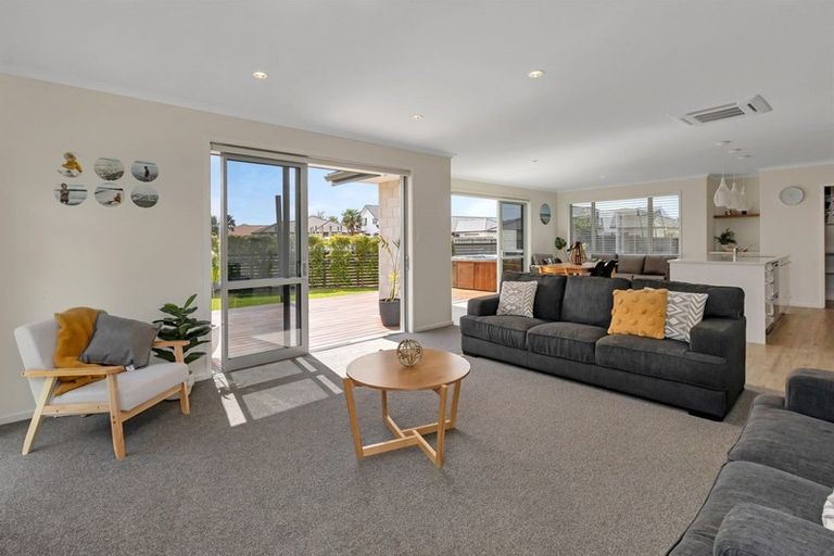 Photo of property in 10 Ngatiti Place, One Tree Point, 0118