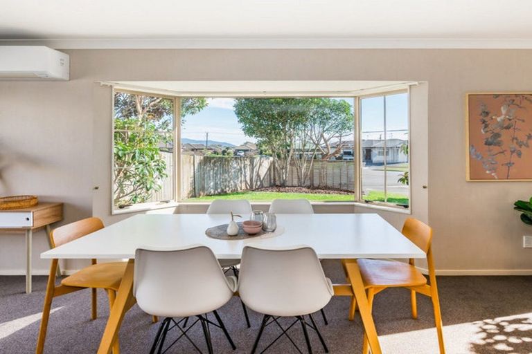 Photo of property in 17 Balmerino Grove, Waikanae, 5036