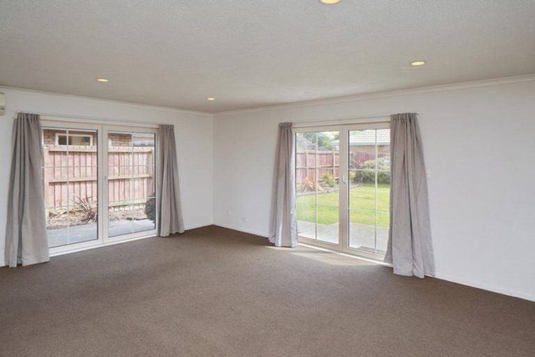 Photo of property in 35 Beauford Place, Parklands, Christchurch, 8083
