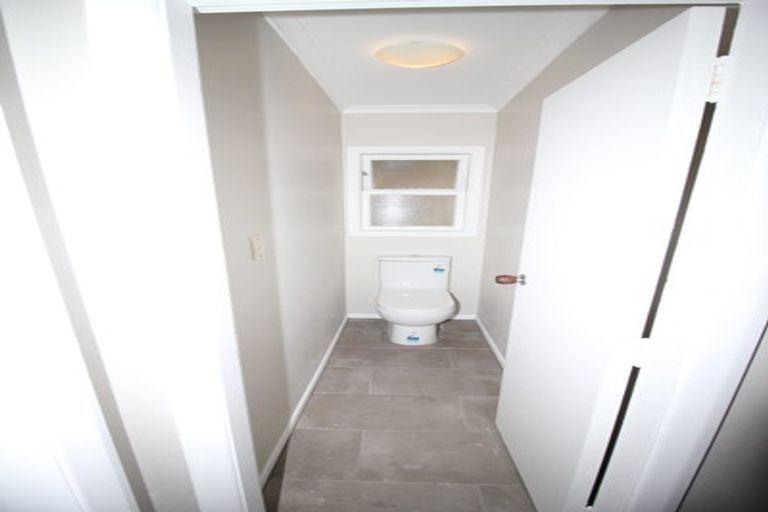 Photo of property in 52 Newlands Road, Newlands, Wellington, 6037