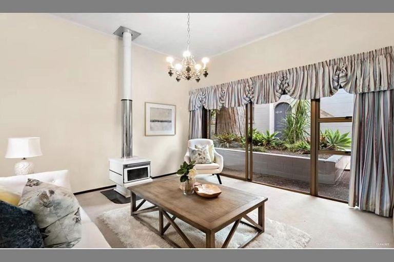 Photo of property in 16 Cobblestone Lane, Hillcrest, Auckland, 0627