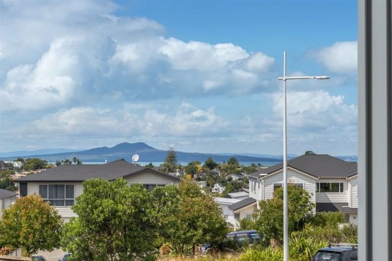 Photo of property in 82 Caldera Drive, Long Bay, Auckland, 0630