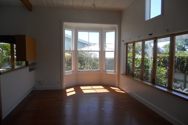 Photo of property in 128 Calliope Road, Stanley Point, Auckland, 0624